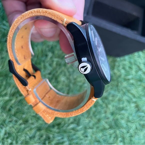 Nixon - Sentry Leather Watch - Picture 2 of 4